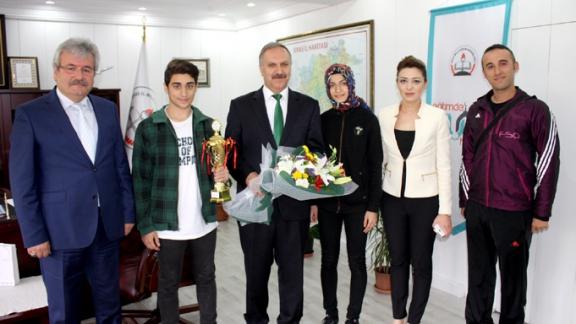 Sivas Doğa Kolejinin şampiyon öğrencileri Milli Eğitim Müdürümüz Mustafa Altınsoy ile bir araya geldi.