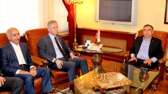Milli Eğitim Bakanı İsmet Yılmaz, kısa süre önce göreve Başlayan Sivas Valisi Davut Gül´ü ziyaret etti.