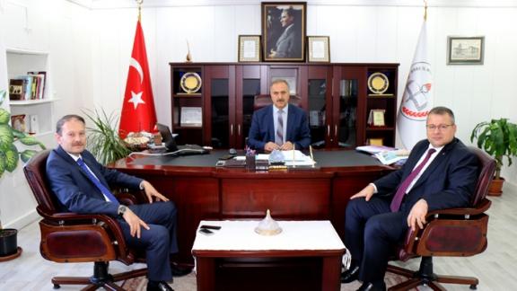 Ziraat Bankası Sivas Bölge Yöneticisi Dr. Serdar Bulut, Milli Eğitim Müdürümüz Mustafa Altınsoyu ziyaret etti.
