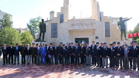 Sivasta, 19 Eylül Gaziler Günü dolayısıyla anma töreni düzenlendi.