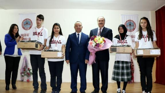 Halis Gülle Anadolu Lisesi, 15 Temmuz Demokrasi Zaferi ve Şehitleri Anma Günü programı düzenledi.