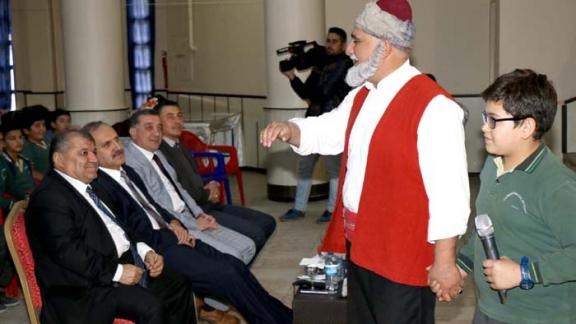 Masalcı Vakıf Dede müzikli çocuk oyunu, Sivasta öğrencilerle buluştu. 