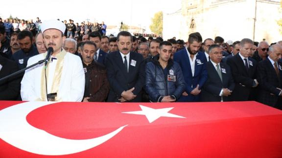 Milli Eğitim Bakanı İsmet Yılmaz ve Gıda, Tarım ve Hayvancılık Bakanı Faruk Çelik, Sivasta Şehit Sözleşmeli Er Nurullah Çakırın cenazesine katıldı.