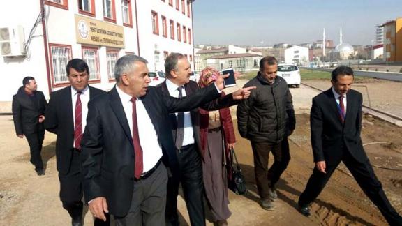 Milli Eğitim Müdürümüz Mustafa Altınsoy, Okullar Bölgesinde devam eden çalışmaları yerinde inceledi.