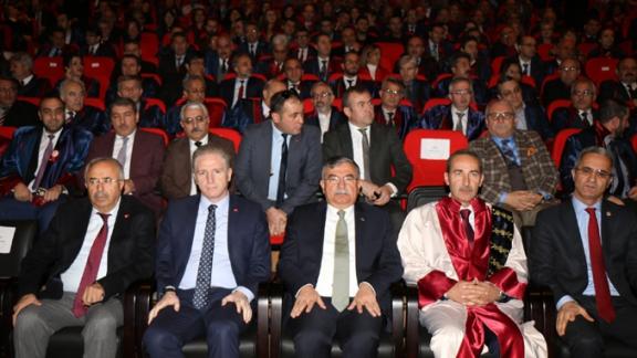 Millî Eğitim Bakanı İsmet Yılmaz, Sivasta Cumhuriyet Üniversitesi (CÜ) 2016-2017 Akademik Yıl açılış törenine katıldı.