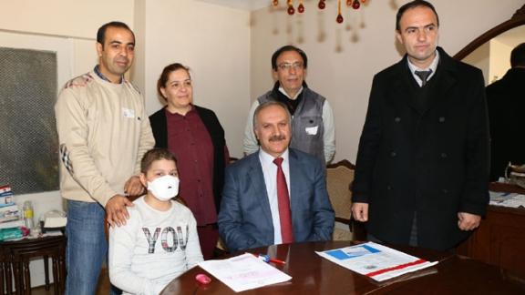Milli Eğitim Müdürümüz Mustafa Altınsoy, hastalığı nedeniyle 2016-2017 Temel Eğitimden Ortaöğretime Geçiş (TEOG) sınavına evinde giren Selçuk Ortaokulu 8´inci sınıf öğrencisi 13 yaşındaki Berra Şekere moral ziyaretinde bulundu. 