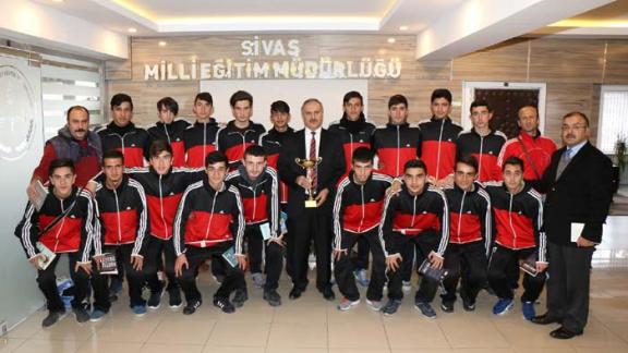 Okul Sporları Liseler Arası Futbol turnuvasında şampiyon olan Atatürk Mesleki ve Teknik Anadolu Lisesi Futbol Takımı Milli Eğitim Müdürümüz Mustafa Altınsoyu ziyaret etti.