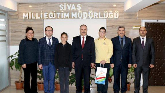 Milli Eğitim Müdürümüz Mustafa Altınsoy, TEOG birincisi Uğur Tağmaç Erişek´i ödüllendirdi.