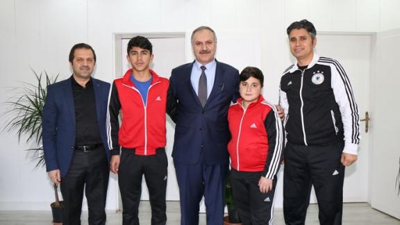 Futbol ve Muay Thai branşlarında başarı elde eden Kazım Karabekir Paşa Ortaokulu öğrencileri, Milli Eğitim Müdürümüz Mustafa Altınsoyu ziyaret etti.