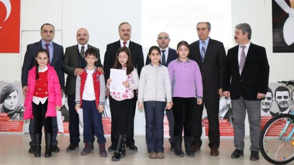 Gazi Osman Paşa İlkokulunda 4. sınıf öğrencileri arasında 15 Temmuz Şehitlerine Mektup Yazıyorum adlı yarışma düzenlendi. Yarışmada dereceye giren öğrenciler için okul salonunda ödül töreni gerçekleştirildi.