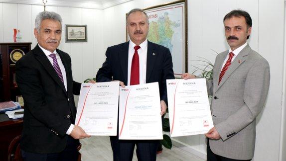 Milli Eğitim Müdürümüz Mustafa Altınsoy, Türkiyede 3 kalite belgesini alan ilk öğretmenevi olan Sivas Öğretmenevi Müdürlüğünü tebrik etti.   