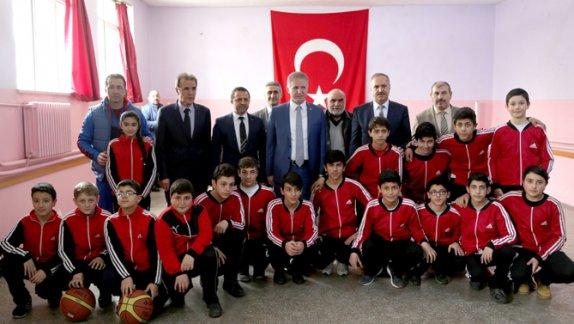 Sivas Valisi Davut Gül, Türkiye Halk Oyunları Federasyonu tarafından Akşehir´de düzenlenen final yarışmasında, Türkiye şampiyonu olan Kazım Karabekir Paşa Ortaokulunu ziyaret etti. 