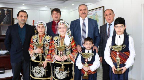 Kulüplerarası ve okullararası halkoyunları yarışmalarında 4 birincilik elde eden Sivas Kâzımkarabekir Paşa İlk ve Ortaokulu öğrencileri, Milli Eğitim Müdürümüz Mustafa Altınsoy´u ziyaret etti.