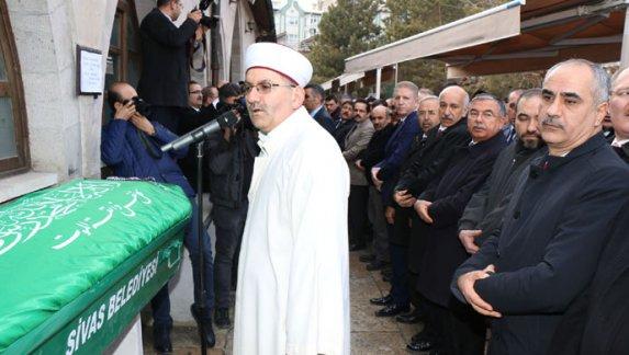 Milli Eğitim Bakanı İsmet Yılmaz Sivas’ta AK Parti İl Başkan Yardımcısı Hasan Köse’nin babası Mustafa Köse’nin cenaze törenine katıldı. 