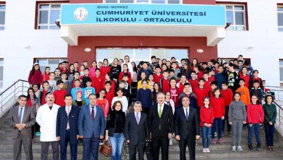 Cumhuriyet Üniversitesi (CÜ) Türk Halkbilimi Bölümü Öğretim Üyesi Dr. Doğan Kaya, Milli Eğitim Müdürlüğümüzün yürüttüğü Sivas Yazarlarıyla Buluşuyor Projesi kapsamında öğrencilerle buluştu.