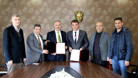 Milli Eğitim Müdürlüğümüz ile Sivas Sürücü Kursları Trafik Bilinci Oluşturma ve Geliştirme Derneği arasında eğitim işbirliği protokolü imzalandı.