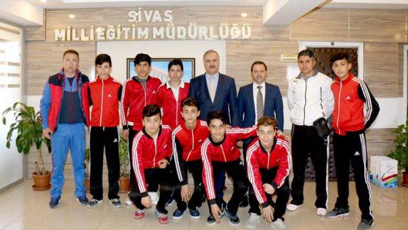 Kazım Karabekir Paşa Ortaokulu Yıldız Futbol Takımı, Milli Eğitim Müdürümüz Mustafa Altınsoy´u ziyaret etti.