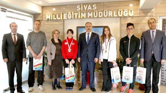 Yenişehir Anadolu Lisesi öğrencisi şampiyon sporcular Milli Eğitim Müdürümüz Mustafa Altınsoyu ziyaret etti.