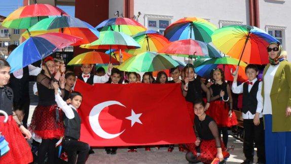 Cebecioğlu İlkokulunda 23 Nisan Ulusal Egemenlik ve Çocuk Bayramı kutlama programı düzenlendi.