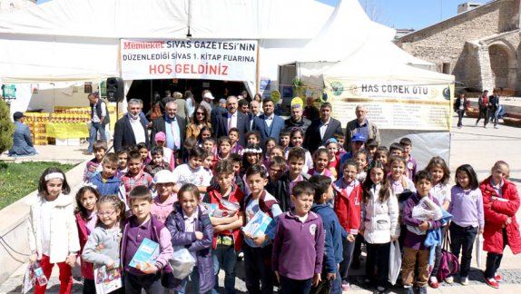 Milli Eğitim Müdürümüz Mustafa Altınsoy, Memleket Gazetesi tarafından düzenlenen 1. Kitap Günleri Fuarını ziyaret etti. 