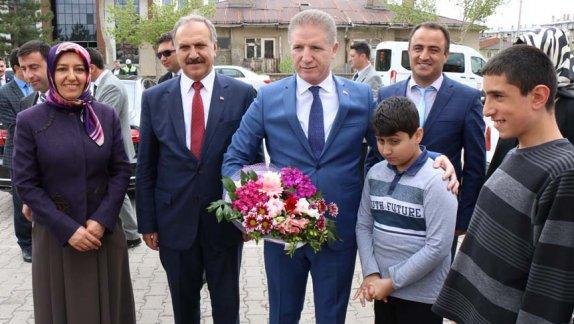 Sivas Valisi Davut Gül, Milli Eğitim Müdürümüz Mustafa Altınsoy ve Şube Müdürümüz Anakız Yörük ile birlikte Özel Eğitim Merkezlerini ziyaret etti.