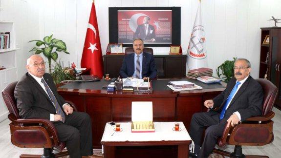 THK Sivas Şube Başkanı Sebahattin Erbıyık ve yönetim kurulu, Milli Eğitim Müdürümüz Mustafa Altınsoyu ziyaret etti.