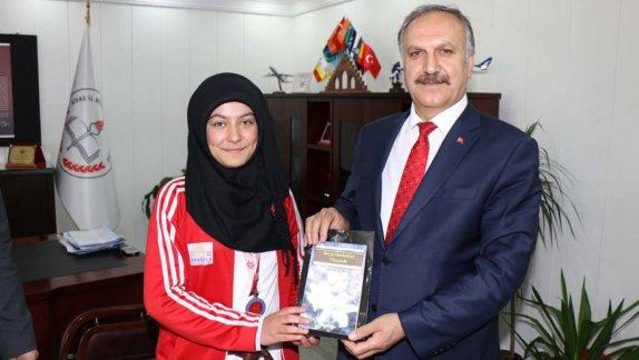 Karate Türkiye üçüncüsü Fatih Sultan Mehmet Ortaokulu 7. Sınıf Öğrencisi İlknur İmece, Milli Eğitim Müdürümüz Mustafa Altınsoyu ziyaret etti. 