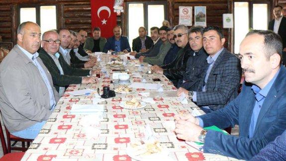 Milli Eğitim Müdürümüz Mustafa Altınsoy başkanlığında her ay bir ilçede düzenlenen İlçe Milli Eğitim Müdürleri Toplantısının Mayıs ayı birleşimi Koyulhisarda gerçekleştirildi.