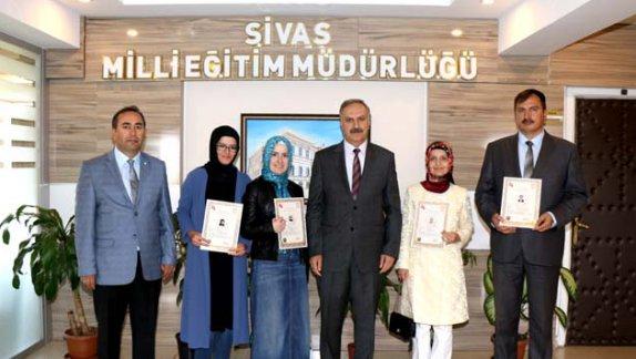 Milli Eğitim Müdürümüz Mustafa Altınsoy, Sivas Valisi Davut Gül tarafından başarı belgesi tevdi edilen öğretmenlerle bir araya geldi. 