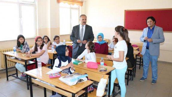 Milli Eğitim Müdürümüz Mustafa Altınsoy, Şehit Üsteğmen Cemalettin Yılmaz Mesleki ve Teknik Anadolu Lisesinde düzenlenen Kuran-ı Kerim kursunu ziyaret etti.