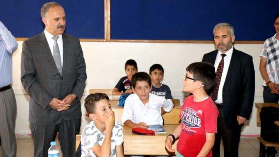 Milli Eğitim Müdürümüz Mustafa Altınsoy, Müftü Yardımcısı Mehmet Şahin ile birlikte Hafızlık Projesi kapsamında gerçekleştirilen kursları ziyaret etti.