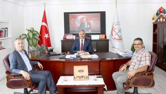 Eğitimciler Birliği Sendikası (Eğitim-Bir-Sen) Sivas 1. Nolu Şube Başkanı İlhan Karakoç ve yönetim kurulu, Kurban Bayramı dolayısıyla Milli Eğitim Müdürümüz Mustafa Altınsoyu ziyaret etti.