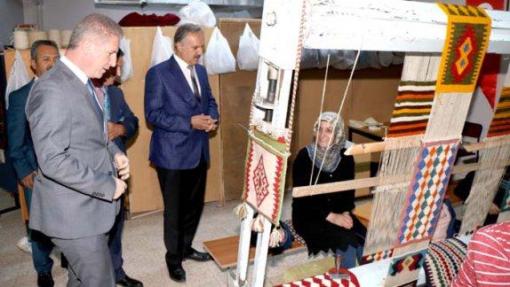 Sivas Valisi Davut Gül, Milli Eğitim Müdürümüz Mustafa Altınsoy ile birlikte İnönü İlkokulu bünyesinde oluşturulan halı-kilim Dokuma Kursunu ziyaret etti.