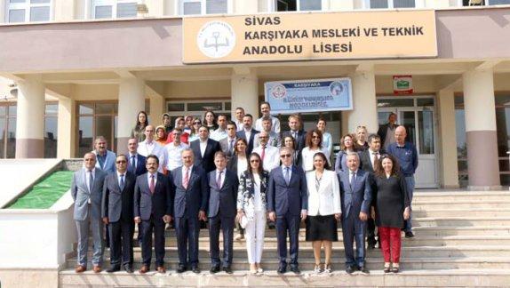 Sivas Valisi Davut Gül, Milli Eğitim Müdürümüz Mustafa Altınsoy ile birlikte, Karşıyaka Mahallesindeki okullarda incelemelerde bulundu.