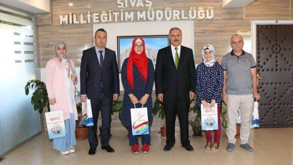 Sivas Bilim Sanat Merkezi Müdürü Adem Uzun ile TÜBİTAK 4007 proje ekibinde yer alan öğrenciler Milli Eğitim Müdürümüz Mustafa Altınsoyu ziyaret etti.