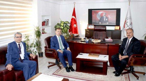 Özel Öğretim Kurumları Genel Müdürü Kemal Şamlıoğlu, Okullar Daire Başkanı Mehmet Baran ile birlikte Milli Eğitim Müdürümüz Mustafa Altınsoyu ziyaret etti.