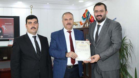 Sivas Kent Konseyi Başkanı Serdar İnce, Genel Sekreter Mahmut Ateşalp ile birlikte Milli Eğitim Müdürümüz Mustafa Altınsoyu ziyaret etti.