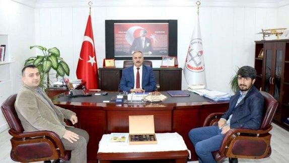 İhlas Haber Ajansı (İHA) Sivas Bölge Müdürü Göktürk Fırat, Muhabir Uğur Yiğit ile birlikte Milli Eğitim Müdürümüz Mustafa Altınsoyu ziyaret etti.