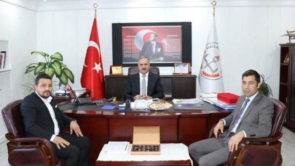 AK Parti Sivas Merkez İlçe Başkanı Tarık Eminoğlu ve yönetim kurulu üyeleri Milli Eğitim Müdürümüz Mustafa Altınsoyu ziyaret etti.