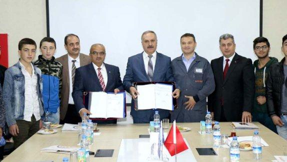 Milli Eğitim Müdürlüğümüz ile Sivas Eksantrik Sanayi ve Ticaret AŞ (ESTAŞ) arasında eğitim iş birliği protokolü imzalandı.