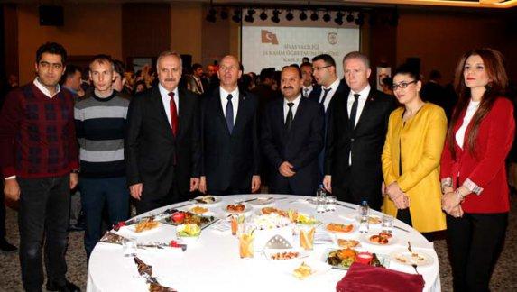 Sivas Valisi Davut Gül, Milli Eğitim Müdürümüz Mustafa Altınsoy ile birlikte 24 Kasım Öğretmenler Günü Dolayısıyla düzenlenen kabul töreninde öğretmenlerle bir araya geldi.