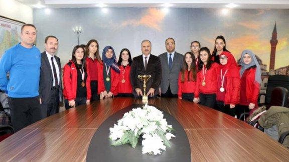 Liselerarası Kız Voleybol il turnuvasında il birincisi olan Yenişehir Anadolu Lisesi Kız Voleybol Takımı Milli Eğitim Müdürümüz Mustafa Altınsoyu ziyaret etti.