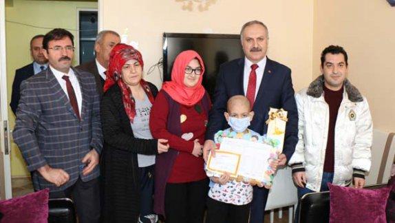 Milli Eğitim Müdürümüz Mustafa Altınsoy, hastalığı nedeniyle evde eğitim alan TOKİ Ahmet Yesevi Ortaokulu 5. sınıf öğrencisi Emirhan Yıldızı ziyaret ederek karnesini takdim etti.