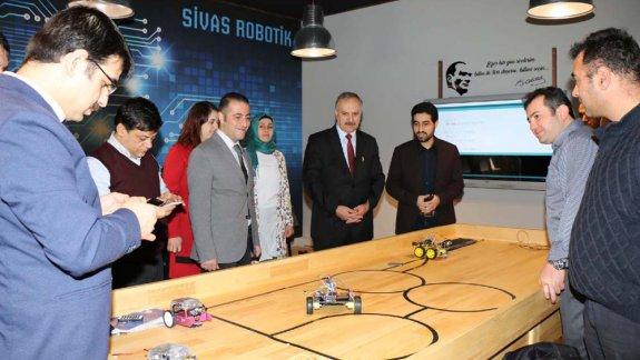 Milli Eğitim Müdürümüz Mustafa Altınsoy, müdürlüğümüz C blok ek binasında oluşturulan Sivas Robotik Kodlama Atölyesinde düzenlenen öğretmen eğitimlerine katıldı.
