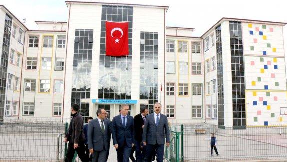 Sivas Valisi Davut Gül, Milli Eğitim Müdürümüz Mustafa Altınsoy ile birlikte 24 derslikli yeni Sivas Selçuk Ortaokulu binasında incelemelerde bulundu.