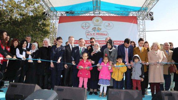 Başbakan Binali Yıldırımın eşi Semiha Yıldırım ve Milli Eğitim Bakanı İsmet Yılmaz, Kızılayın Suşehrine kazandırdığı Şehit Kemal Yıldırım Kızılay Anaokulunun açılışını yaptı.