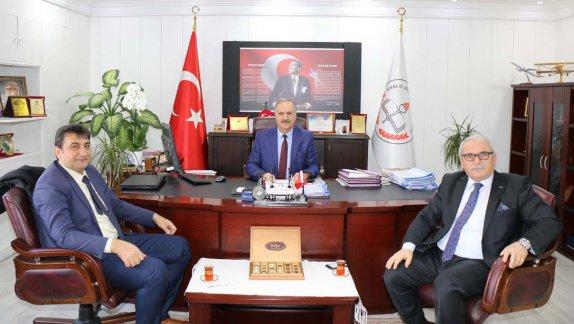 MEB Meslekî ve Teknik Eğitim Genel Müdürlüğü Daire Başkanı Ertuğrul Geçgil, Belediye Başkan Yardımcısı Ahmet Özaydın ile birlikte Milli Eğitim Müdürümüz Mustafa Altınsoyu ziyaret etti.