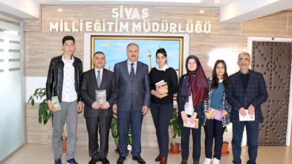 Milli Eğitim Müdürümüz Mustafa Altınsoy, okul ziyareti sırasında önerdiği Bostan ve Gülistan adlı kitabı okuyan, Kongre Anadolu Lisesi öğrencileri ile bir araya geldi.