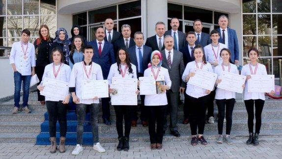Milli Eğitim Müdürümüz Mustafa Altınsoy, 16. İstanbul Gastronomi Festivalinde, 12 kategoride derece elde eden Sultanşehir MTAL öğrencilerini tebrik etti.