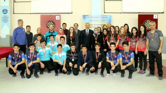 Hacı Mehmet Sabancı Anadolu Lisesi Kadı Burhaneddin Öğrenci Meclisi, 18 Mart Çanakkale Zaferi ve Şehitler Haftası dolayısıyla dart turnuvası düzenledi.
